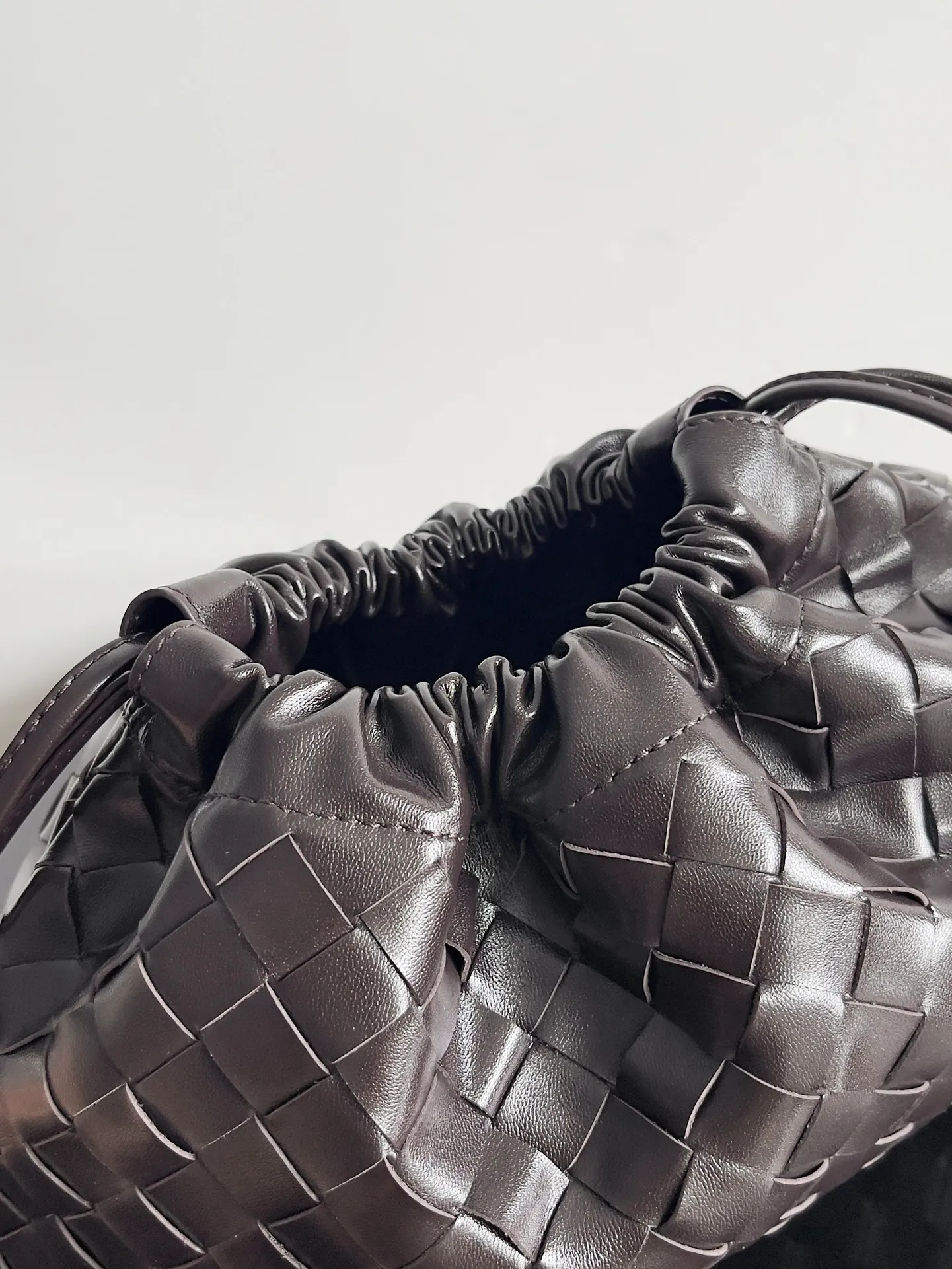 Batch 1560 Armpit bags have become a fashionable item that every girl has in their hands in recent years🛍️. The elegant and simple style has won the love of many people of different ages. However, there is an unavoidable trouble with armpit bags, that is, the capacity is too small, and BOTTEGA VENETA’s new Dustbag Considering people's travel needs, the capacity of garbage bags has been greatly upgraded. Folding umbrellas, water cups, and girls' makeup powder and lipstick can all be accommodated. It is very light and resistant to dirt. Even if you have a lot of things when traveling, it can reduce the burden to a certain extent. The shoulder straps are buckled and can be changed at will. It can be used for hand holding or as the liner of a large bag. After the drawstring is drawn, it looks like a cloud bag. It is very suitable for concave styling when traveling in summer🙋🏻‍♀️ Style number: 796728 Size: 32*23*1cm